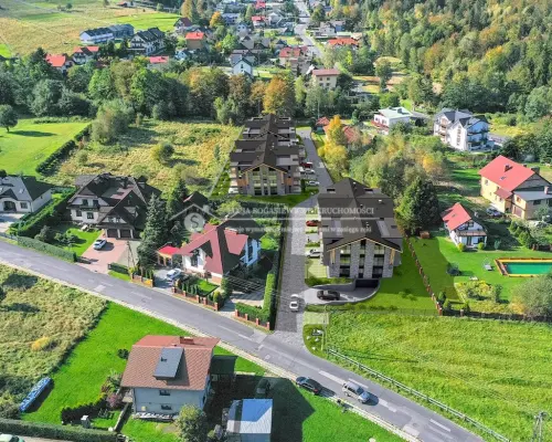 Inwestycja zlokalizowana jest w Szczyrku. Miasto to łączy w pełni rozwiniętą infrastrukturę z położeniem w wyjątkowo malownicze