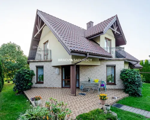 Dom w Centrum Kocmyrzowa, dwa wejścia, garaż