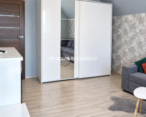 Na wynajem przestronny dom o powierzchni około 150 m2, położony w miejscowości Bębło, gmina Wielka Wieś- wysoki standard.   D