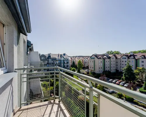 Dwupoziomowe mieszkanie z tarasem i balkonem.