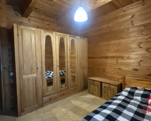 Drewniany dom premium nad stawem | 1 ha | Sauna |