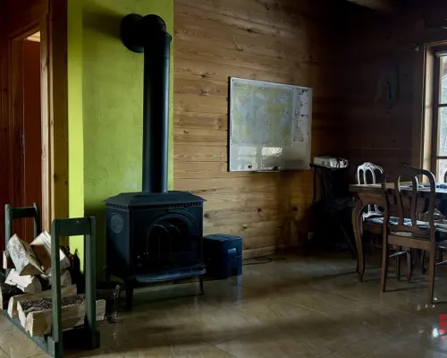 Drewniany dom premium nad stawem | 1 ha | Sauna |