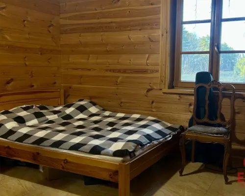 Drewniany dom premium nad stawem | 1 ha | Sauna |