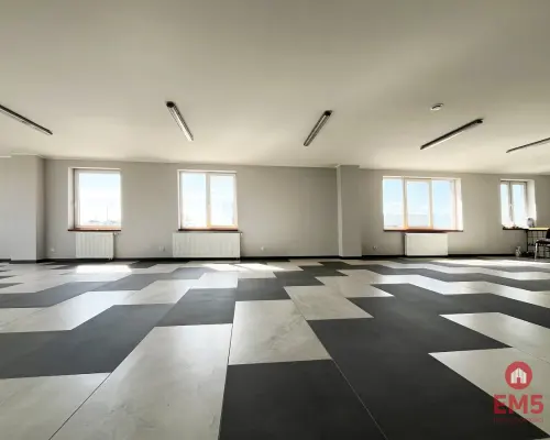 Lokal z placem  przy głównej drodze