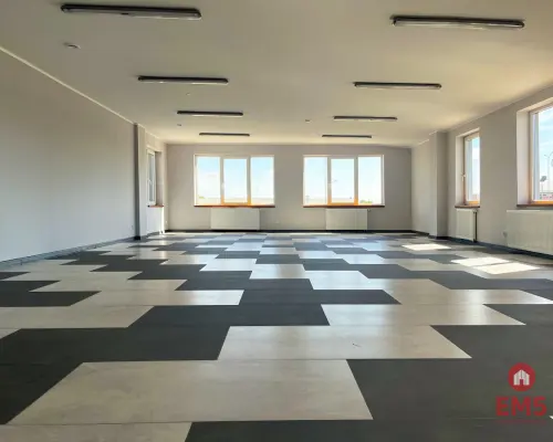 Lokal z placem  przy głównej drodze