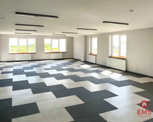 Lokal z placem  przy głównej drodze