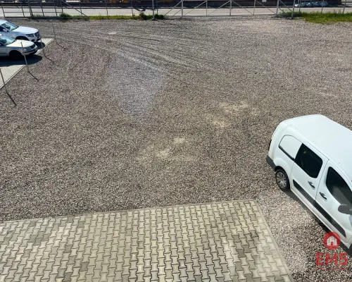 Lokal z placem  przy głównej drodze