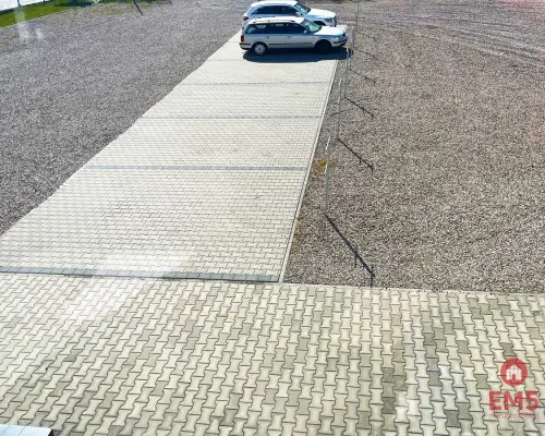 Lokal z placem  przy głównej drodze