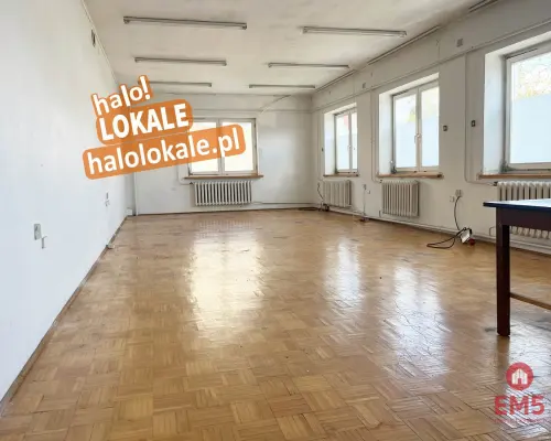 Budynek tuż pod miastem
