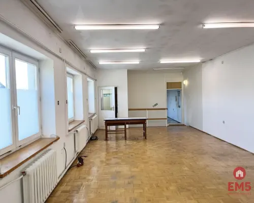 Budynek tuż pod miastem