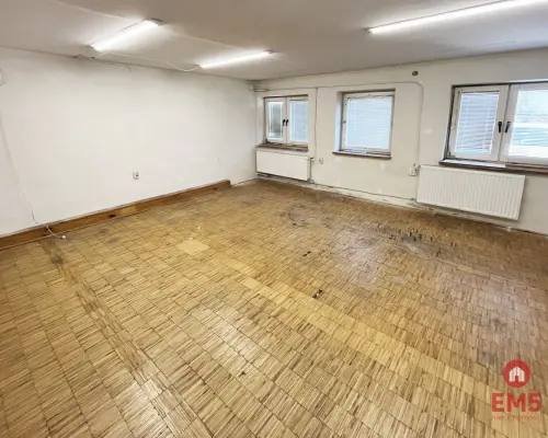 Budynek tuż pod miastem