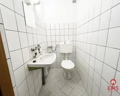 Budynek tuż pod miastem