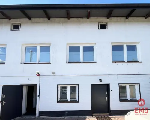 Budynek tuż pod miastem