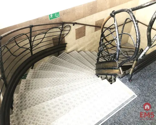 Ścisłe centrum 300 m2 parter plus piętro