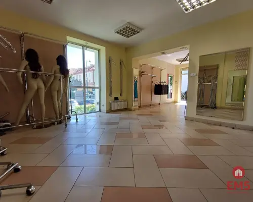 Lokal w sercu miasta z dużymi witrynami