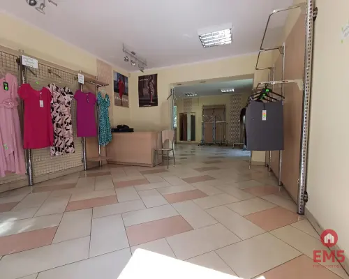 Lokal w sercu miasta z dużymi witrynami