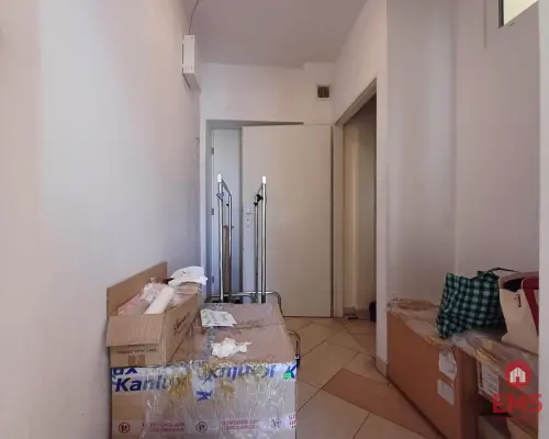 Lokal w sercu miasta z dużymi witrynami