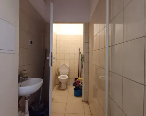 Lokal w sercu miasta z dużymi witrynami