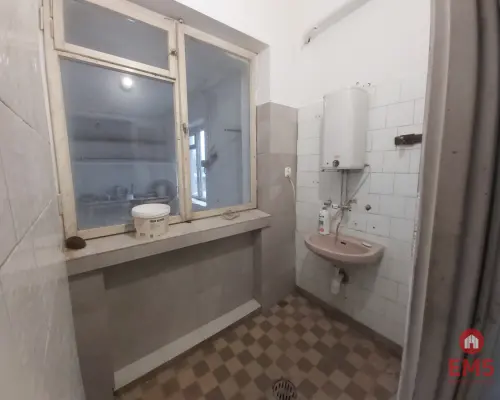 Lokal przy głównej drodze wyjazdowej z miasta