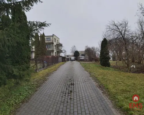 Lokal przy głównej drodze wyjazdowej z miasta