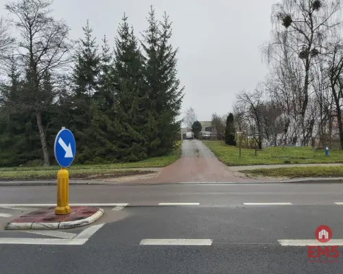 Lokal przy głównej drodze wyjazdowej z miasta