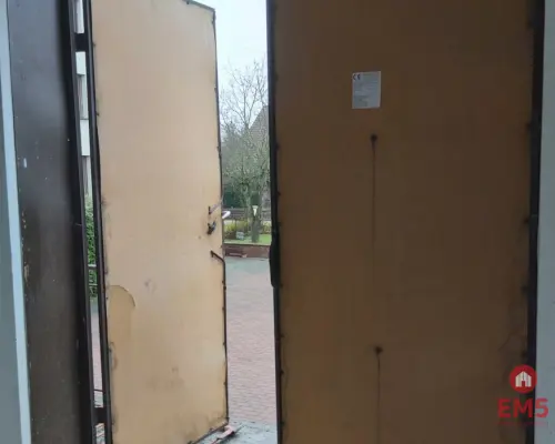 Lokal przy głównej drodze wyjazdowej z miasta