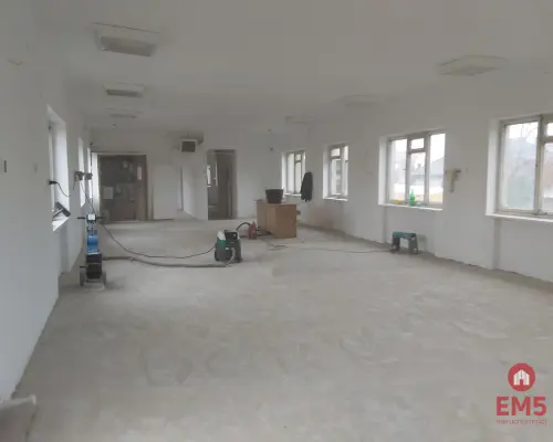 Lokal przy głównej drodze wyjazdowej z miasta