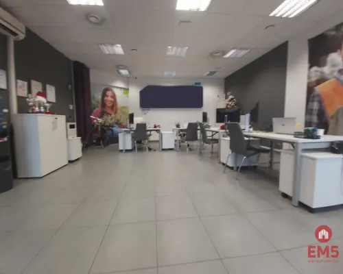 Lokal z witrynami w centrum miasta.