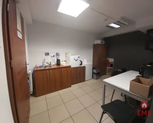 Lokal z witrynami w centrum miasta.