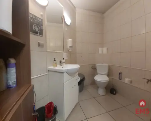 Lokal z witrynami w centrum miasta.