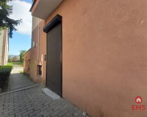 Lokal gastronomiczny w imprezowej części miasta.