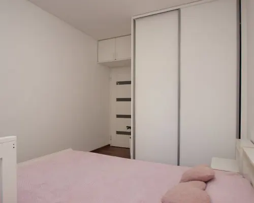 Przestronne mieszkanie w zielonej okolicy.