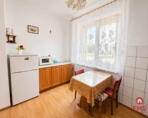 2 pokoje z oddzielną kuchnią , parter