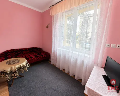 2 pokoje z oddzielną kuchnią , parter