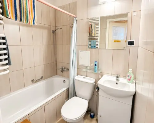 2 pokoje z oddzielną kuchnią , parter