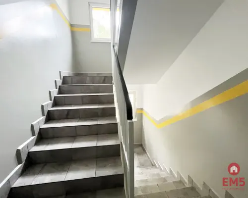 Kameralny blok wśród zieleni