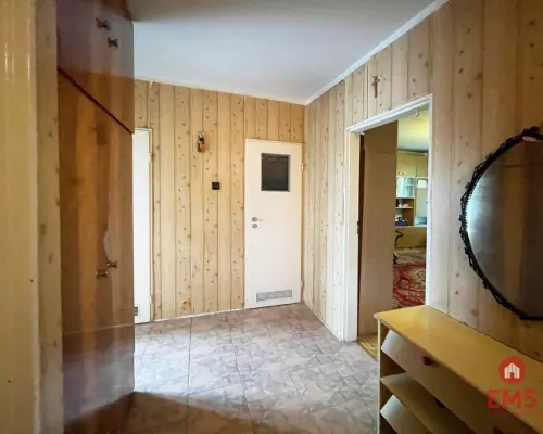 Kameralny blok wśród zieleni