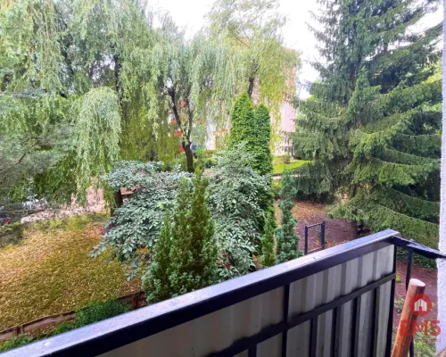 Kameralny blok wśród zieleni