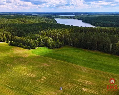 Działka budowlana w pobliżu jeziora.