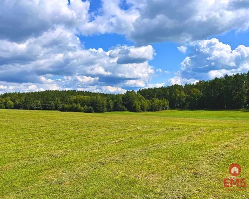 Działka budowlana w pobliżu jeziora.