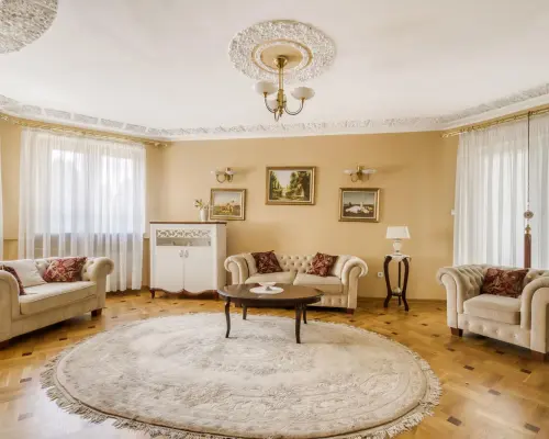 Dom wolnostojący z dużą działką w Radości.Dom z przemyślanym rozkładem pomieszczeńPiwnica:2 bardzo duże pomieszczenia do własne
