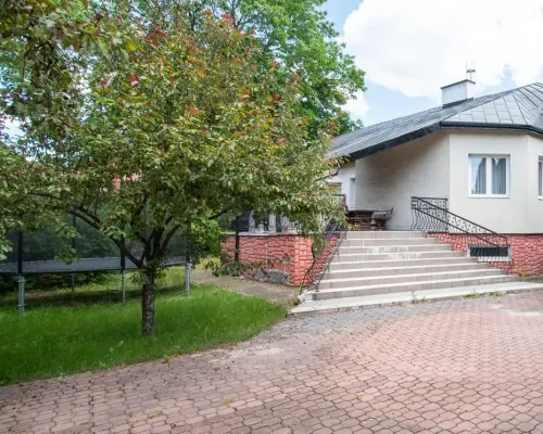 Dom wolnostojący z dużą działką w Radości.Dom z przemyślanym rozkładem pomieszczeńPiwnica:2 bardzo duże pomieszczenia do własne