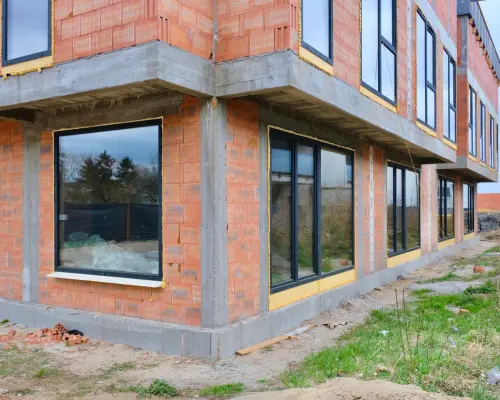 Segment skrajny o powierzchni 94,55m2 z poddaszem nieużytkowym o powierzchni ok 51m2 i wysokość od 1,9-2,7m na osiedlu Wawer-LA