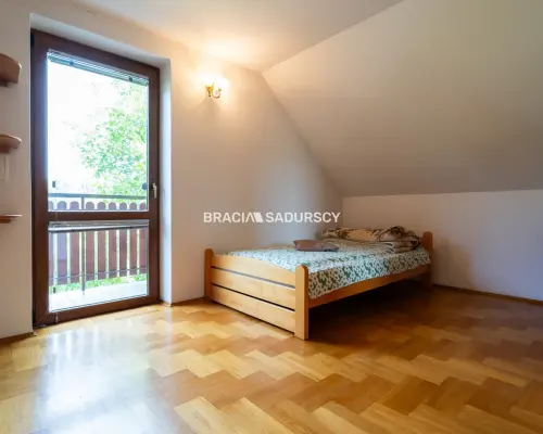 Dom wolnostojący, na 11 arowej działce.