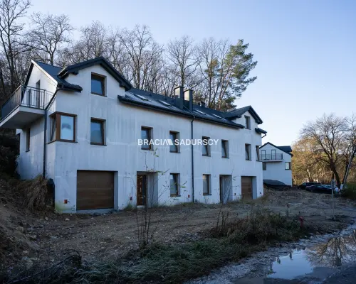 Wygodne domy pod lasem w Podgórkach Tynieckich.
