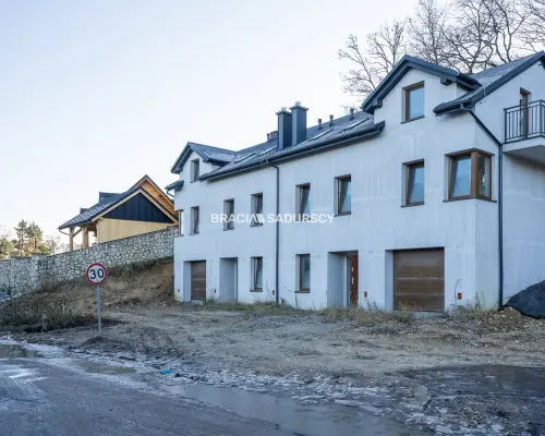 Wygodne domy pod lasem w Podgórkach Tynieckich.