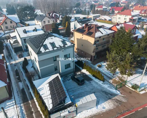 Budynek z 6 niezależnymi apartamentami.
