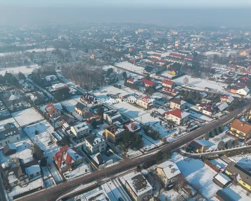 Budynek z 6 niezależnymi apartamentami.