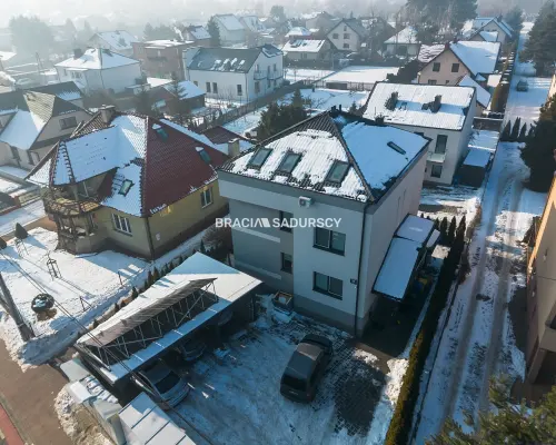 Budynek z 6 niezależnymi apartamentami.