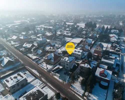 Budynek z 6 niezależnymi apartamentami.